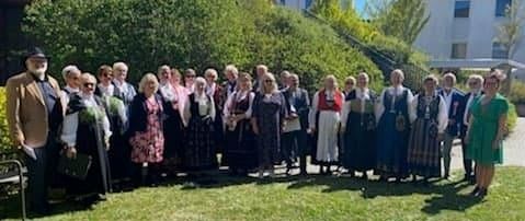 17. mai 2022. Glade Takter synger på Skoggata omsorgsbolig. Korkonsert og allsang i solskinn! Dirigent Heidi Brathagen ytterst til høyre.